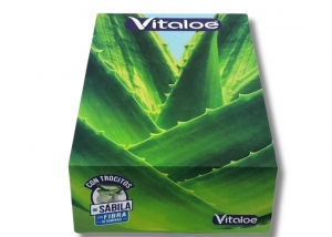 Vista frontal de la caja press kit de Vitaloe, mostrando el arte de la marca.